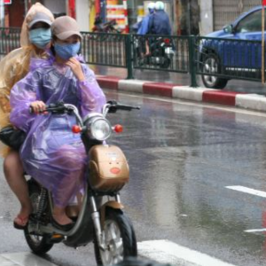 xe-dap-dien-xe-may-dien-di-duoi-mua-can-luu-y-nhung-gi